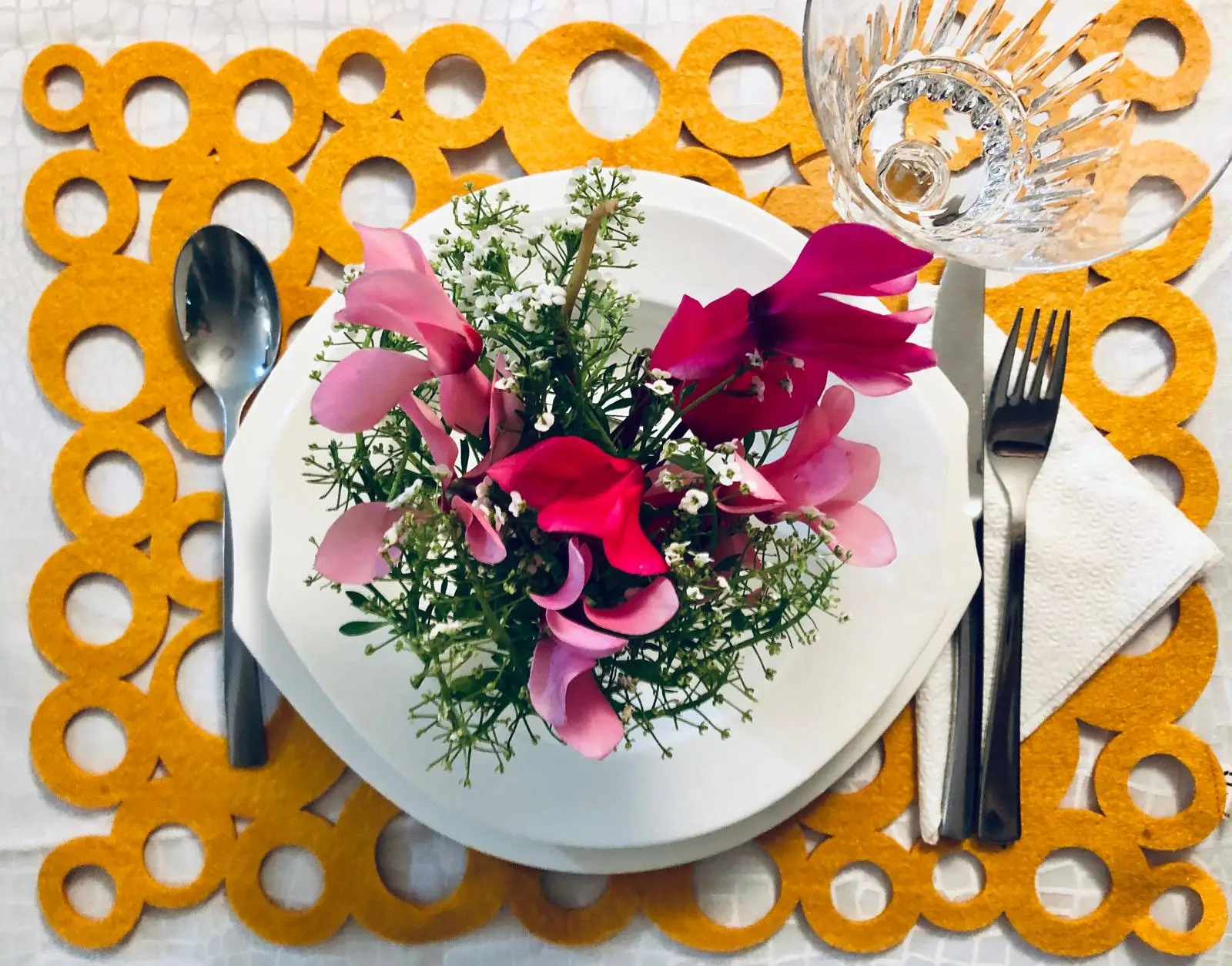 למה הלקוחות שלכם שואלים את ChatGPT במקום אתכם - ואיך לגרום להם להגיע לאתר שלכם